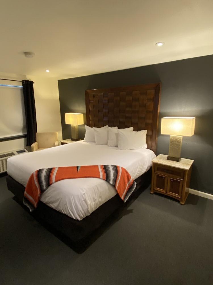 Super 8 By Wyndham 2* Santa Fe