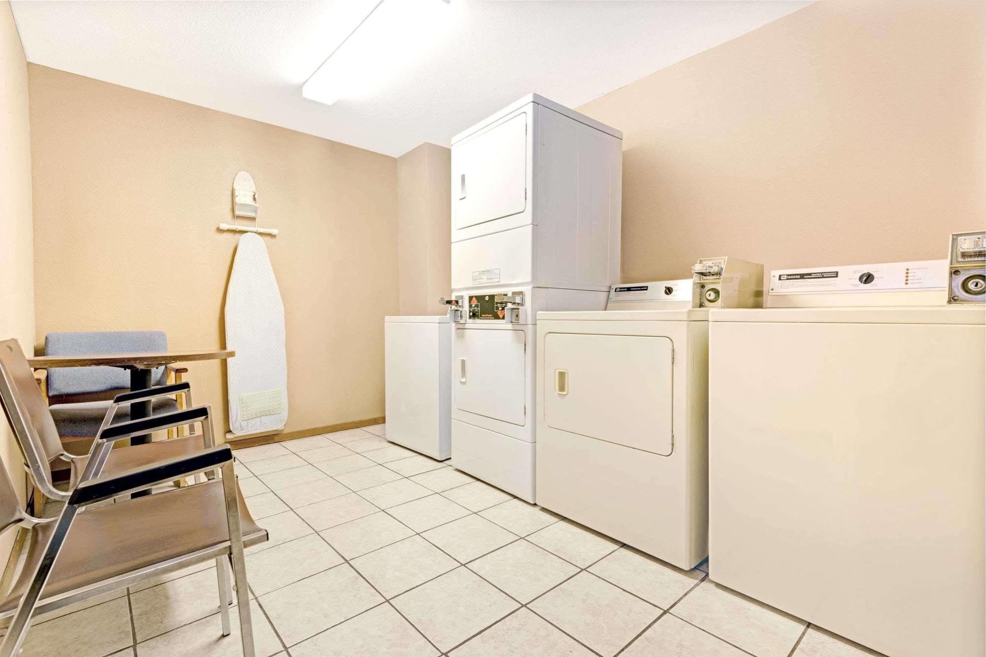 Super 8 By Wyndham Hotel