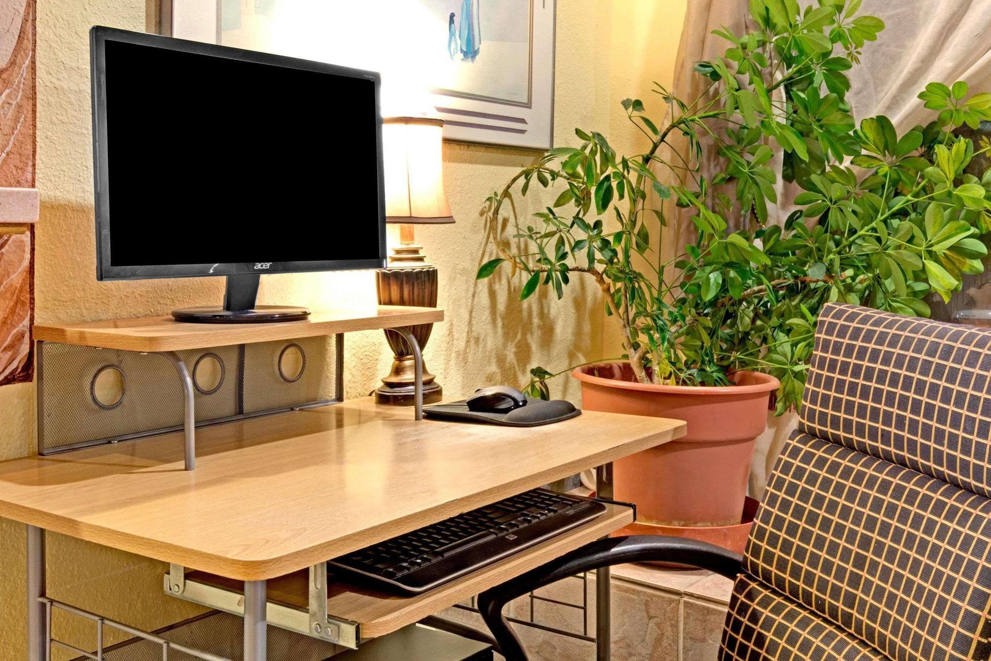 Super 8 By Wyndham Hotel